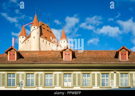 Schloss Thun dominieren die Skyline von Thun (Schweiz). Es liegt in der Stadt Thun, im Schweizer Kanton Bern. Es wurde im 12. Jahrhundert Stockfoto