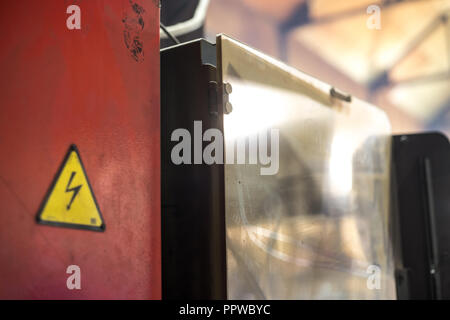 Hohe Spannung am Transformator Tür an der metallurgischen Werk Stockfoto