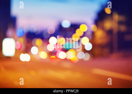 Ampel in der Stadt bei Nacht Stockfoto