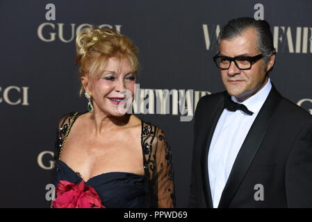 Spanische Kunst Sammler Carmen Cervera, Baronin Thyssen-Bornemisza (L) stellt sich bei einem Fotoshooting in der Vanity Fair "Person des Jahres" Auszeichnungen in Madrid. (Foto von Jorge Sanz/Pacific Press) Stockfoto