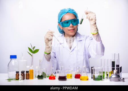 Der Wissenschaftler, Dermatologe testen die Organische natürliche kosmetische Produkt im Labor. Forschung und Entwicklung beauty pflege Konzept Stockfoto
