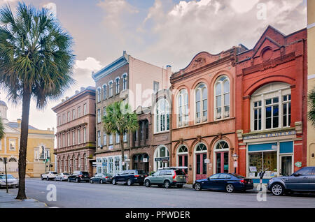 Joseph S. Riley Gebäude, ganz rechts, ist abgebildet mit anderen Breite Straße Geschäfte, 5. April 2015 in Charleston, South Carolina. Stockfoto