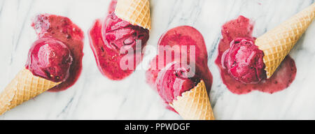 Himbeersorbet Eisportionierer in Waffeln, close-up Stockfoto
