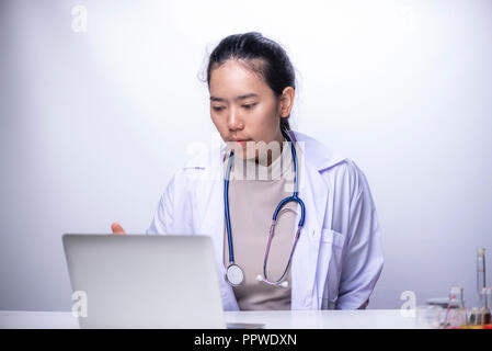 Closeup Portrait von Essen Forscher Prüfung Aktivität von Bio Pflanze Setzlinge in der Baumschule Labor, Botaniker Lab Wissenschaftler biologischen Test o Stockfoto