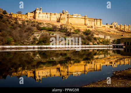 Auf der Suche nach Nahargarh Fort, Jaipur mit der Reflexion in den Vordergrund Stockfoto