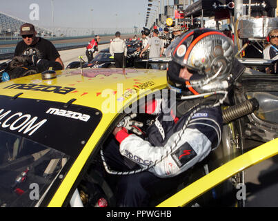 Patrick Dempsey steigt in sein Auto vor Beginn der Rolex Grand Prix Serie von Miami an Homestead-Miami Speedway in Homestead, Florida am 6. März 2010. Stockfoto