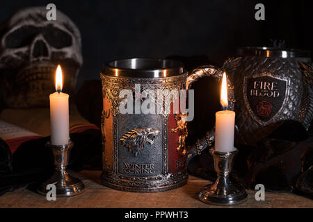Offizielle Haus Stark tankard vom Spiel der Throne Serie leuchtet bei Kerzenschein. Stockfoto