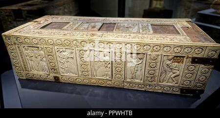 Box mit Paradies und Adam und Eva, von der Abtei St. Maximin in Trier, Konstantinopel, frühe 11. Jahrhundert, Elfenbein, Nussbaum, vergoldete Kupfer Stockfoto