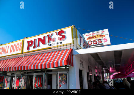 Das Wahrzeichen von Pink Hot Dog auf La Brea Boulevard in Los Angeles, Kalifornien stehen Stockfoto