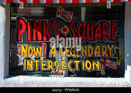 Das Wahrzeichen von Pink Hot Dog auf La Brea Boulevard in Los Angeles, Kalifornien stehen Stockfoto