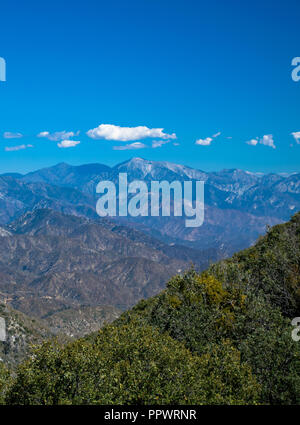 Vista von den San Gabriel Mountains, wie von Mt Wilson in der Nähe von Glendale, Kalifornien genommen Stockfoto