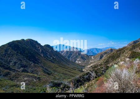 Vista von den San Gabriel Mountains, wie von Mt Wilson in der Nähe von Glendale, Kalifornien genommen Stockfoto