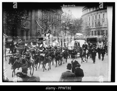 Pfadfinder. Marschieren auf dem Pferd nach unten eine Straße. Stockfoto