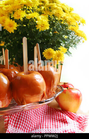 Gourmet karamel Äpfel mit Mama Blume und rot und weiß karierten Tuch Stockfoto