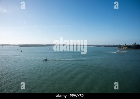 Auckland, New Zealand-December 17,2016: Boote im Hafen Waitemata an einem klaren Tag in Auckland, Neuseeland Stockfoto