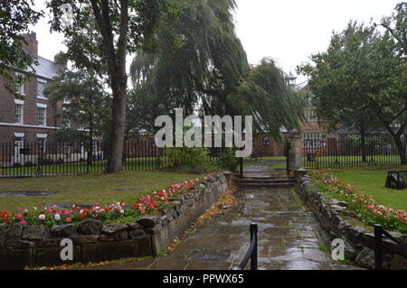 Aus Gründen der Selby Abbey in Wind und Regen von Türen Yorkshire, England Stockfoto