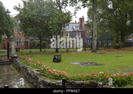 Aus Gründen der Selby Abbey in Wind und Regen von Türen Yorkshire, England Stockfoto