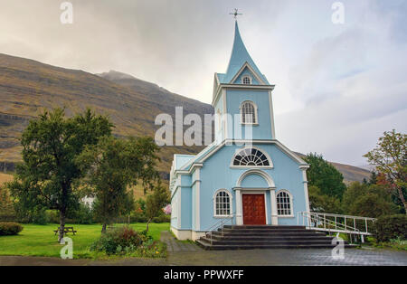 Seyðisfjarðarkirkja: Die berühmten Blauen Kirche Lage in Seyðisfjörður, Island an einem bewölkten Tag. Stockfoto