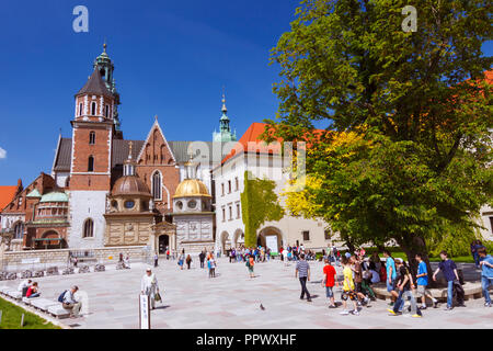 Krakau, Polen: Touristen zu Fuß rund um die Kathedrale auf dem Wawel Wawel Hill. Erste erbaut und im 11. Jahrhundert zerstört; der Bau Der curren Stockfoto