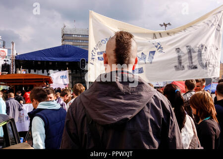 Lodz, Polen: Ein junger Mann mit einem Irokesenschnitt Frisur steht unter Studenten feiern Juvenalia Universität Tag der Piotrkowska-Straße, Stockfoto