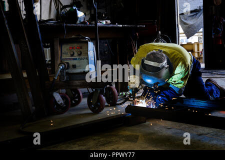 Man Schweißen in Workshop auf meiner Website. Stockfoto