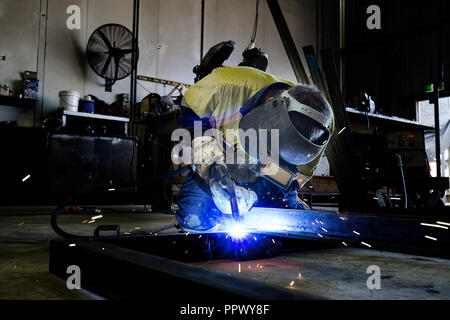 Man Schweißen in Workshop auf meiner Website. Stockfoto