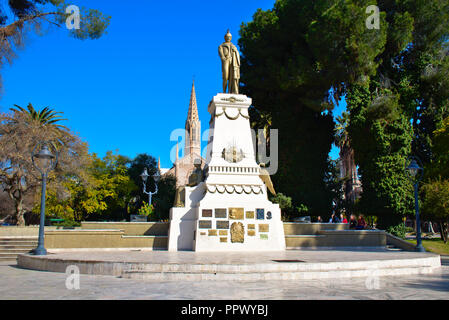 Statue des General San Martín in der Plaza Godoy Cruz mit einer Kirche im Hintergrund in Mendoza - Argentinien Stockfoto