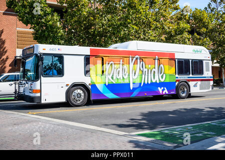 September 27, Sunnyvale 2018/CA/USA - "mit Stolz" auf einem Regenbogen Hintergrund auf der Seite eines VTA-Bus in South San Francisco Bay Area gedruckt Stockfoto