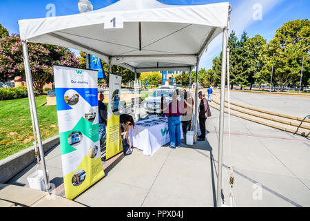 September 27, Sunnyvale 2018/CA/USA - Vertreter von Waymo sprechen Sie Besucher auf dem unnyvale Technology Business Expo" im Silicon Valley Stockfoto