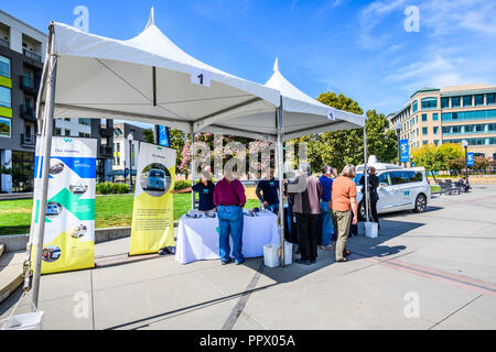 September 27, Sunnyvale 2018/CA/USA - Vertreter von Waymo sprechen Sie Besucher auf dem unnyvale Technology Business Expo" im Silicon Valley Stockfoto