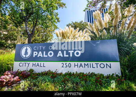 September 27, 2018 in Palo Alto/CA/USA - "Stadt der Palo Alto' Schild vor dem Rathaus Gebäude Stockfoto