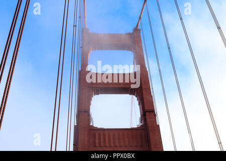 Nebel rollen auf der Golden Gate Bridge Tower. Stockfoto