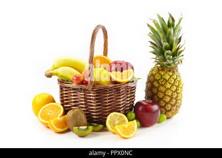 Sortierte Früchte auf weißem Hintergrund. Stockfoto