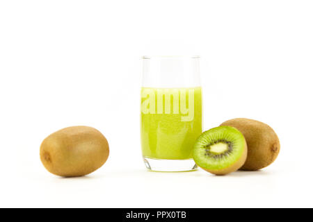 Zwei und eine halbe Kiwi Früchte und ein Glas kiwi Saft auf weißem Hintergrund. Stockfoto