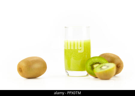 Drei Kiwis, einem Schnitt in der Hälfte, und ein Glas kiwi Saft auf weißem Hintergrund. Stockfoto