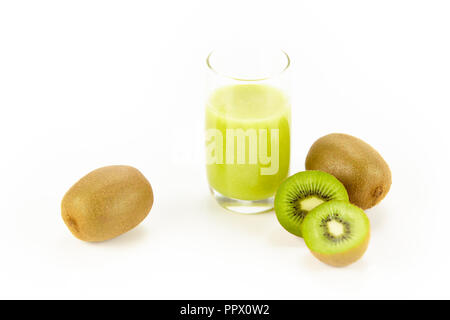 Drei Kiwis, einem Schnitt in der Hälfte, und ein Glas kiwi Saft auf weißem Hintergrund, hohe Blickwinkel betrachten. Stockfoto