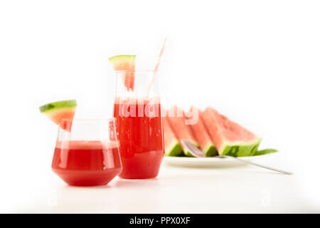 Ein Glas Saft aus frischen Melonen auf weißem Hintergrund. Stockfoto