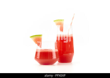 Zwei Gläser Wasser melone Saft auf weißem Hintergrund. Stockfoto