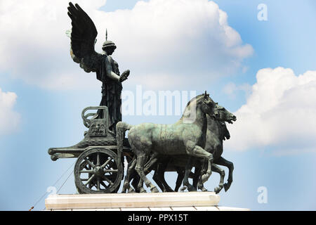 Die Quadriga dell'Unità oben auf dem Altare della Patria Gebäude in Rom. Stockfoto