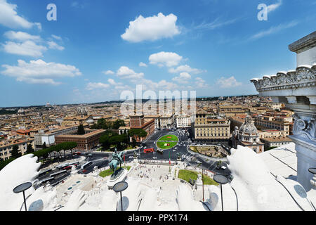 Piazza Venezia und die umliegenden Stadtteile von der Oberseite des Monumento Nazionale a Vittorio Emanuele II Gebäude in Rom gesehen. Stockfoto