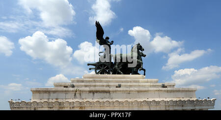 Die Quadriga dell'Unità oben auf dem Altare della Patria Gebäude in Rom. Stockfoto