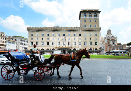 Eine bunte Kutschenfahrt durch das Nationale Museum des Palazzo Venezia Stockfoto