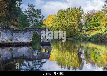 Malerischer Blick auf Thruscross Behälter mit zerbröckelnden Mauer von Flachs Mill Ruinen im Wasser spiegelt - Washburn Tal, North Yorkshire, England, UK. Stockfoto