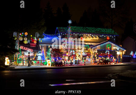 Festliche outdoor Urlaub Weihnachtsbeleuchtung an einem Haus in der Metro Vancouver, BC, Kanada, bei Nacht. Stockfoto