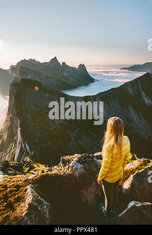 Frau alleine unterwegs Sonnenuntergang in den Bergen wandern eco Tourismus Outdoor Aktiv Ferien Abenteuer lifestyle genießen Luftaufnahme Landschaft Stockfoto