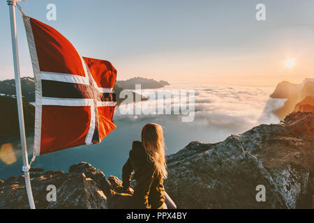 Frau Sonnenuntergang Berge und Norwegen Flagge auf dem Seitenanfang Reisen lifestyle Wandern Abenteuer Urlaub Outdoor Stockfoto