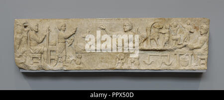 Frontplatte aus einem Sarkophag; Rom, Italien; 180 v. Chr.; Marmor; 46,5 × 173 × 16 cm, 272.1582 kg Stockfoto