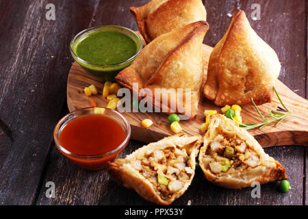 Vegetarische samsa oder Samosas. indische Spezialitäten traditionelle Street Food punjabi Samosa oder Coxinha, Croquete und andere Gebratene brasilianischen Snacks. Stockfoto