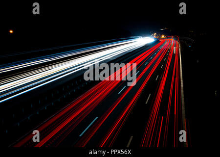 Nacht Verkehr Wanderwege auf einer deutschen Autobahn, Bewegungsunschärfe, mit Lastwagen, Autos und Bussen, in Deutschland, Autobahn 3 Stockfoto