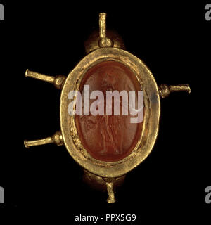 Ring; Römisches Reich; 250 - 400; Gold, Karneol; 2,5 × 2,6 cm, 1 × 1 in Stockfoto